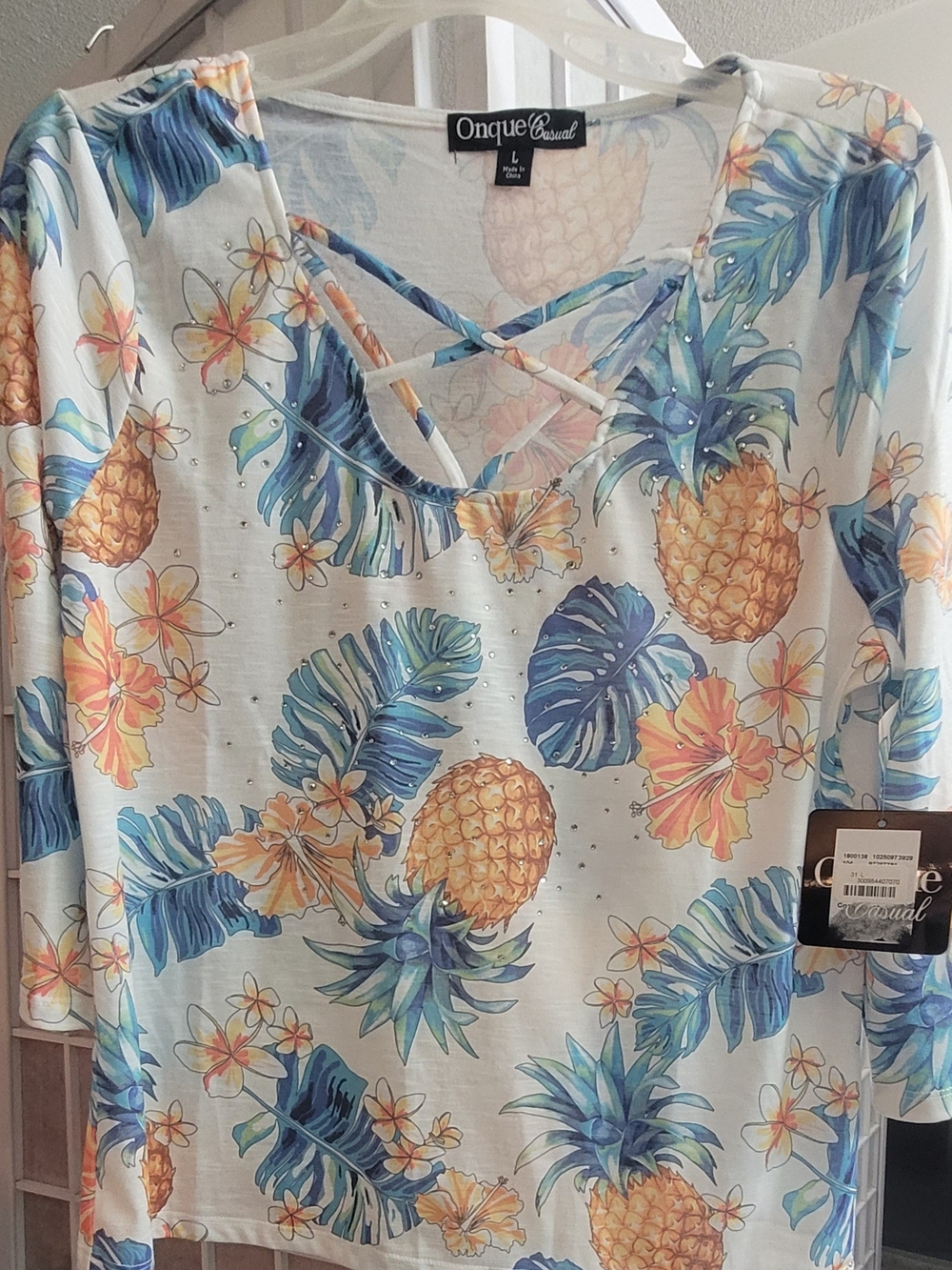 Onque Casuals White Tropical Pineapple Print Women's Top Size L. NWT